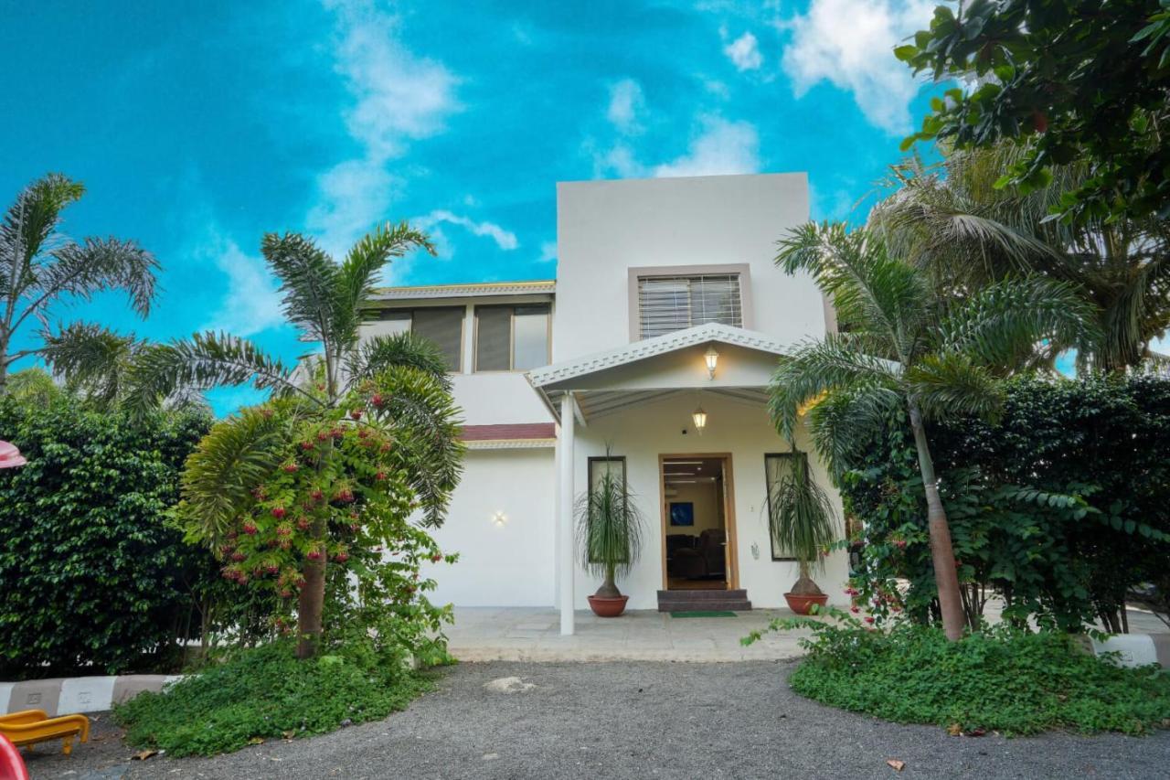 Vila White Coco House 4Bhk Nášik Exteriér fotografie